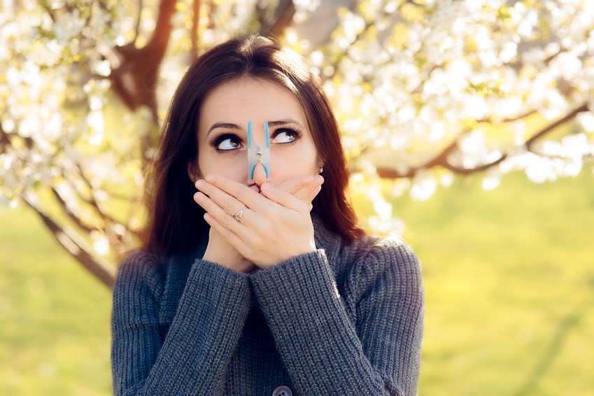 Funny Girl Trying Desperate Measures to Fight Spring Allergies | Foto: nicoletaionescu/ Fotolia